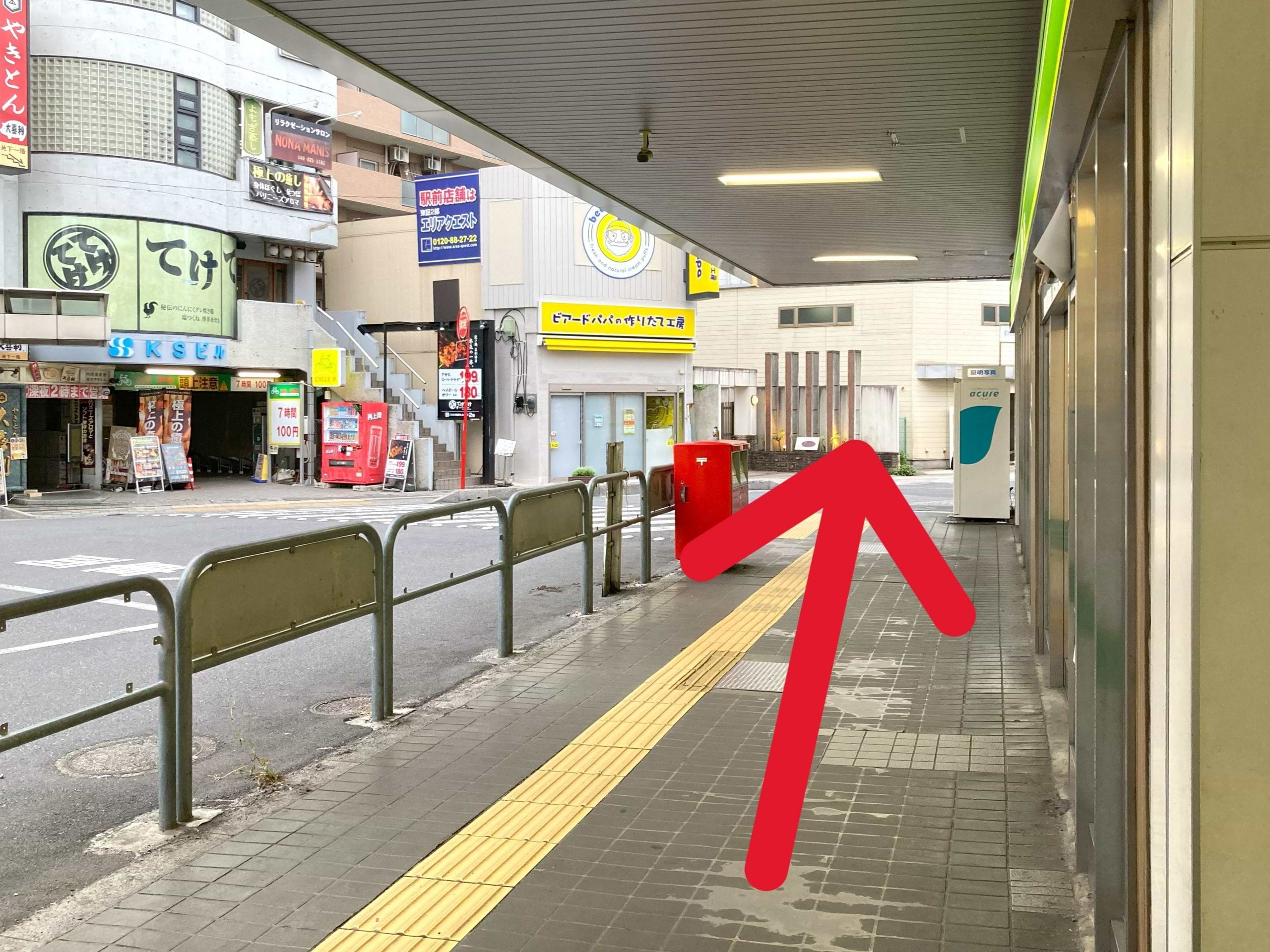 階段を降りまして、駅を背に右方向に進みます