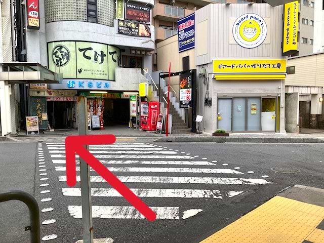 てけてけ 北浦和店を目印に横断歩道を渡ると、左手に当店がございます