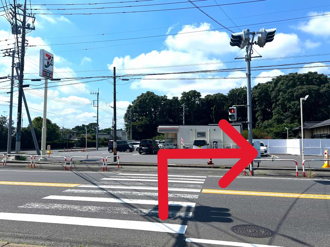 道路に出てすぐに右手に横断歩道があり、歩行者用のボタンがあります。横断歩道を渡り、セブン-イレブン 土浦西並木町店を正面に右折します