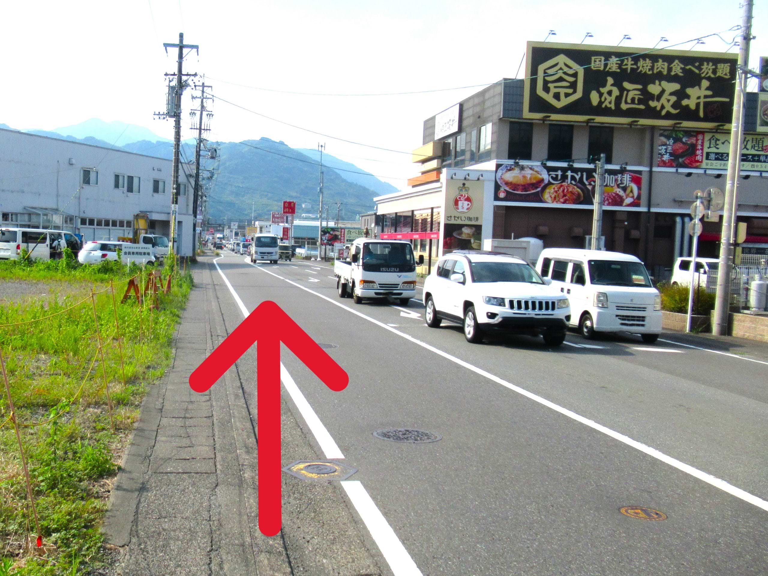 庵原通りを200ｍ程直進します