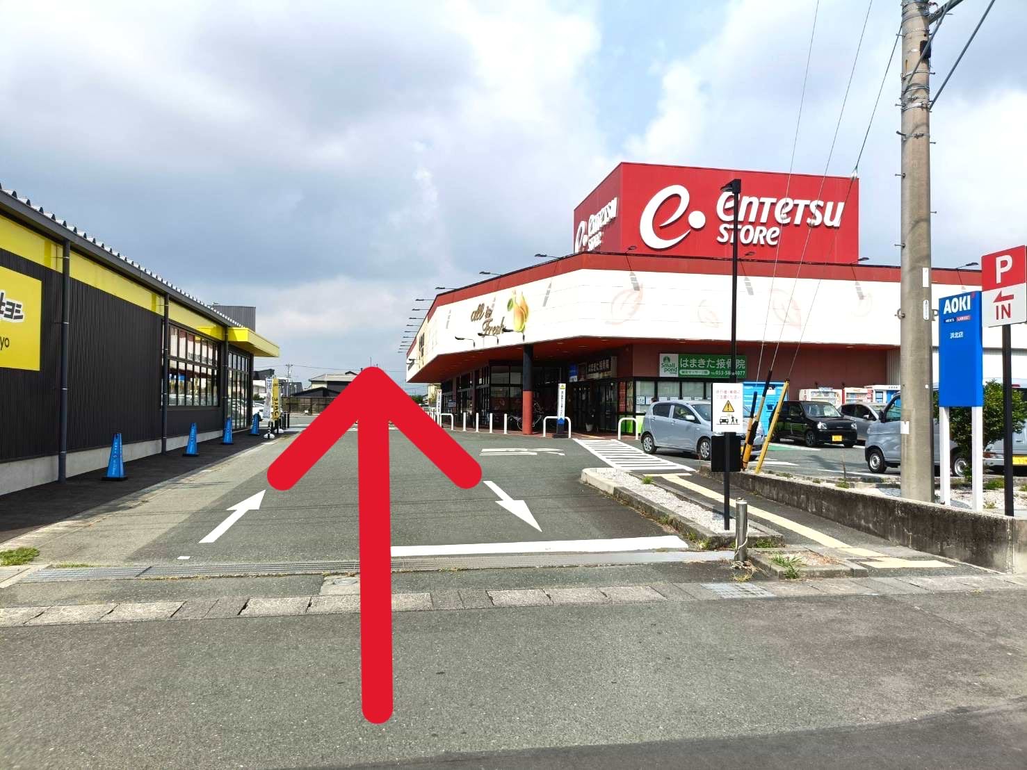 東側道路からですと、遠鉄ストア 浜北店正面入口を右手にずっと直進し、突き当りに当店がございます