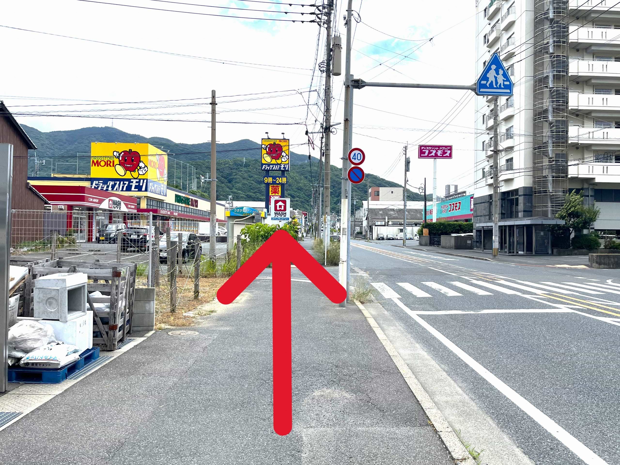 紅梅幸神1号線を150m程直進すると、左手に当店がございます