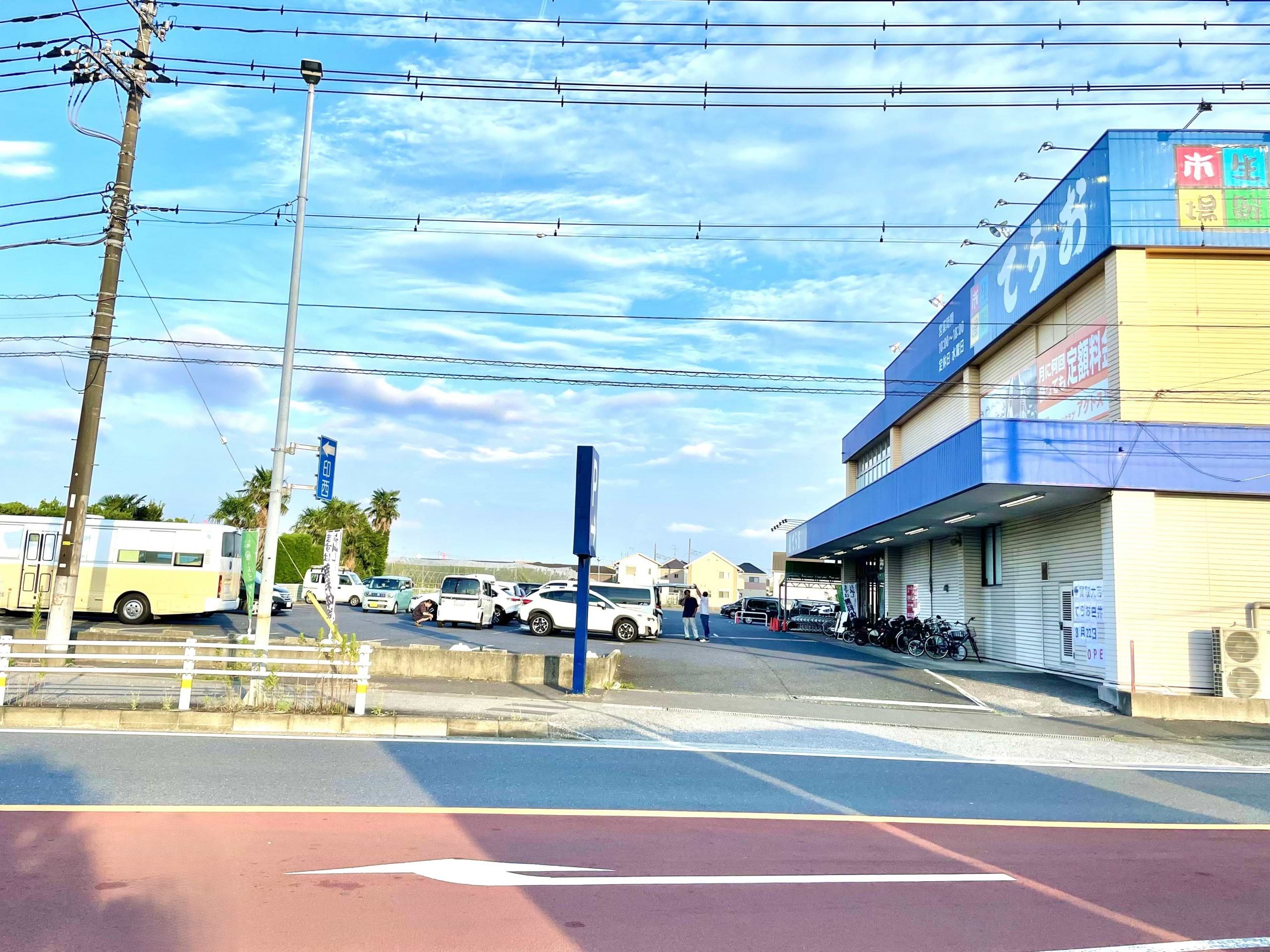 入庫して左が駐車場、右が当店入口です