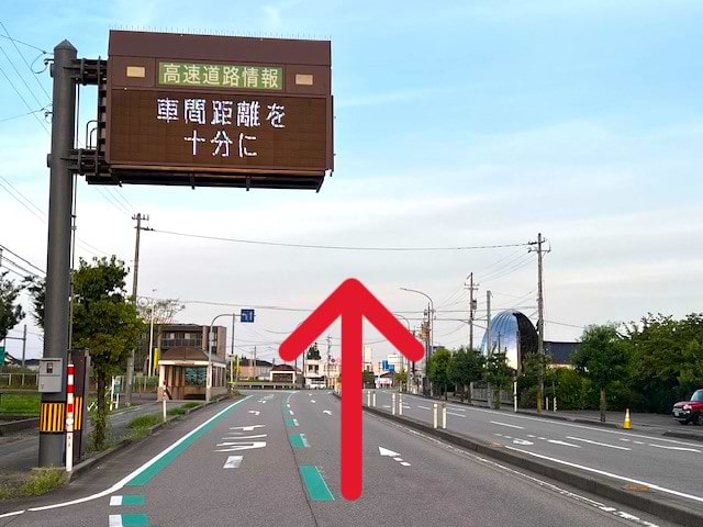 200ｍ程直進し「砺波インター」出入口を左手にそのままさらに80ｍ程直進します（右側車線走行）