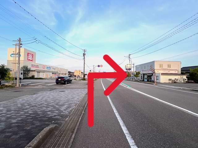 右隣に理容プラージュ 砺波店、左側に北陸スバル自動車 砺波店、その間に当店がございます