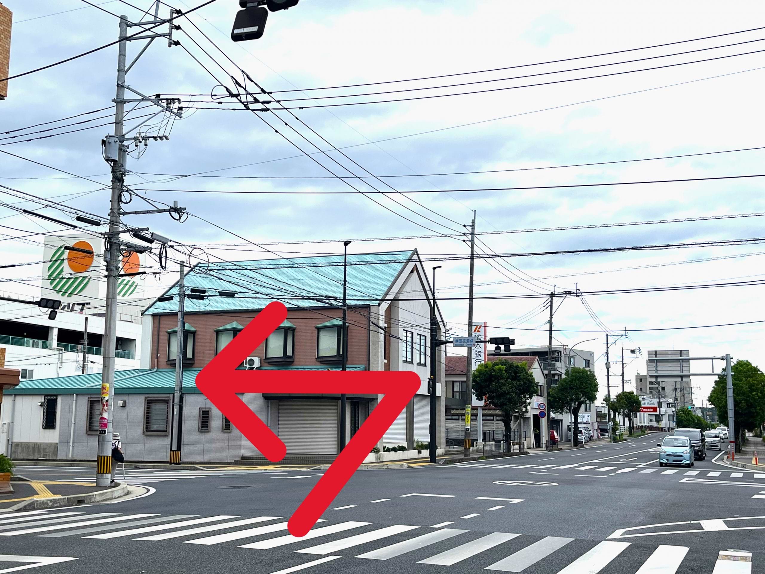 熊本銀行天草支店のある港町交差点からサンリブ本渡店が見えます。こちらを左折します