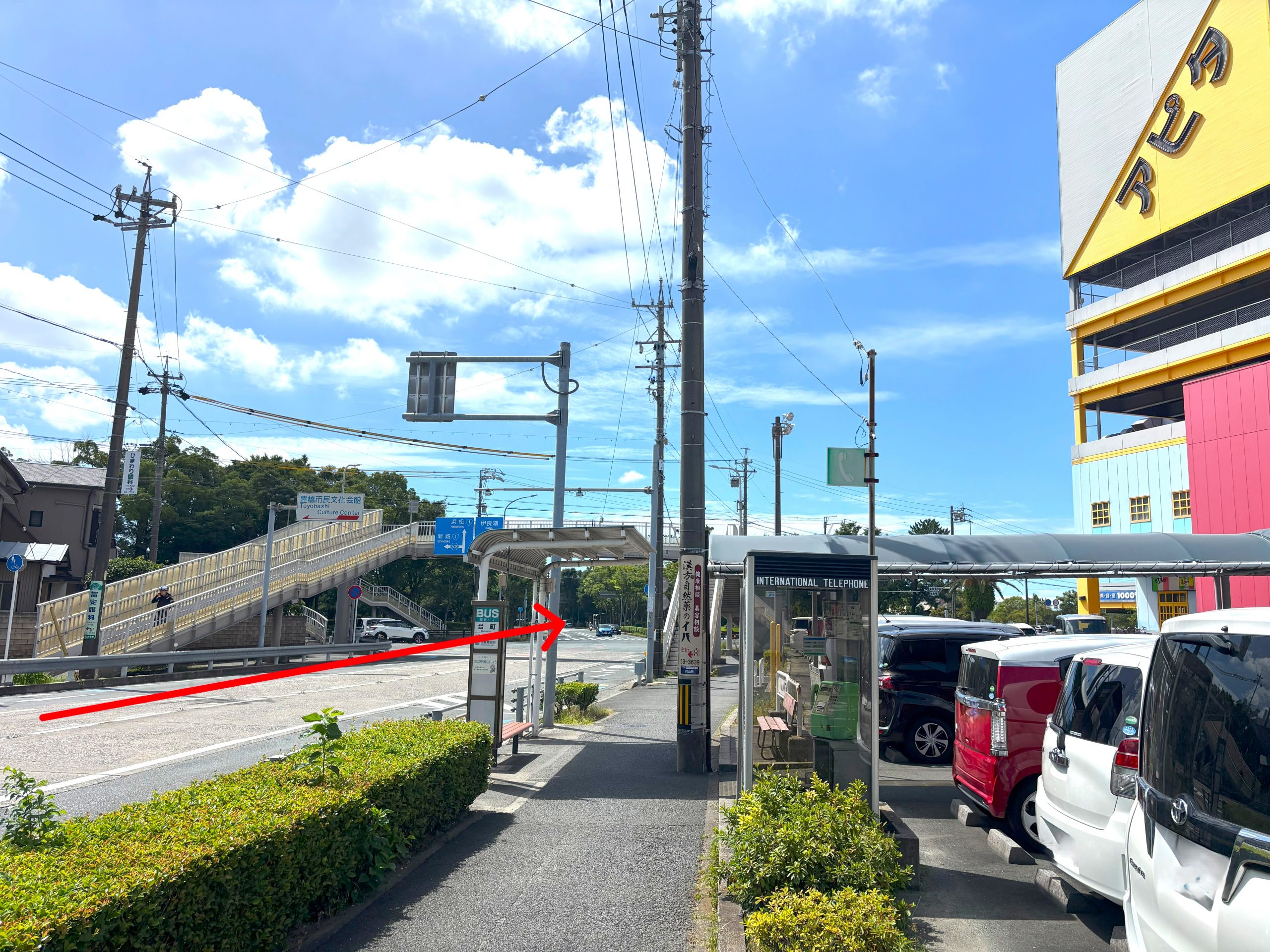 アピタ向山店を右手に大池南交差点を通過し、大池通りを国道１号線方面へ進みます
