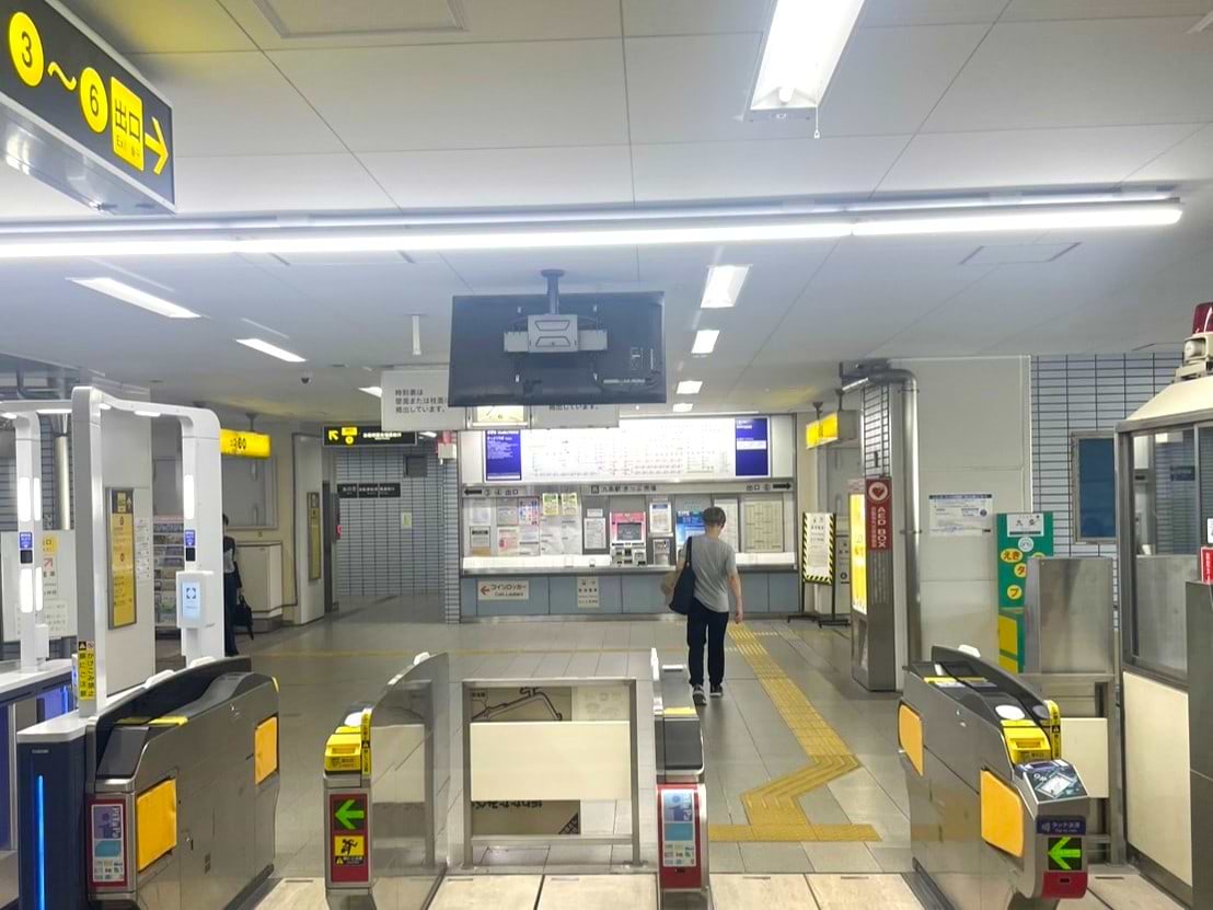 3番～6番出口の改札出口へ進みます