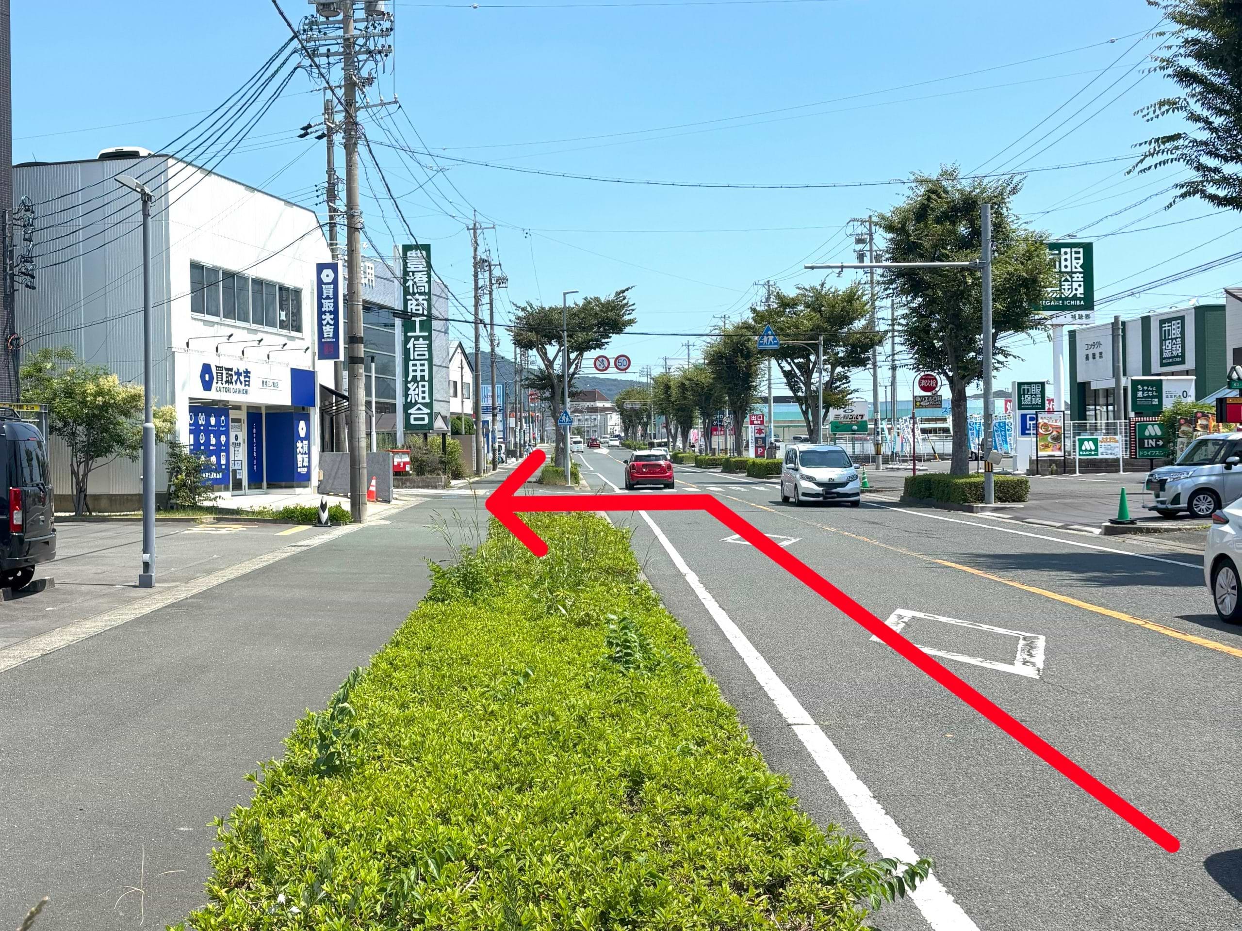 大池通りを800ｍ程直進すると進行方向左手、ベーカリーショパン 三ノ輪本店の向かいに当店がございます