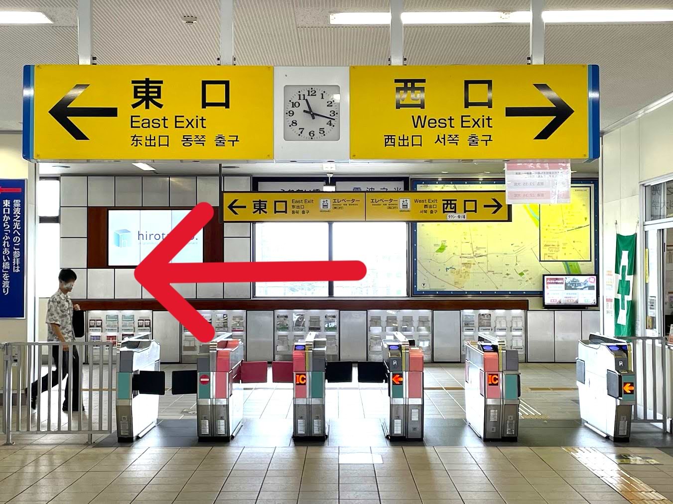 改札（２階）を出て、東口方面へ左折します