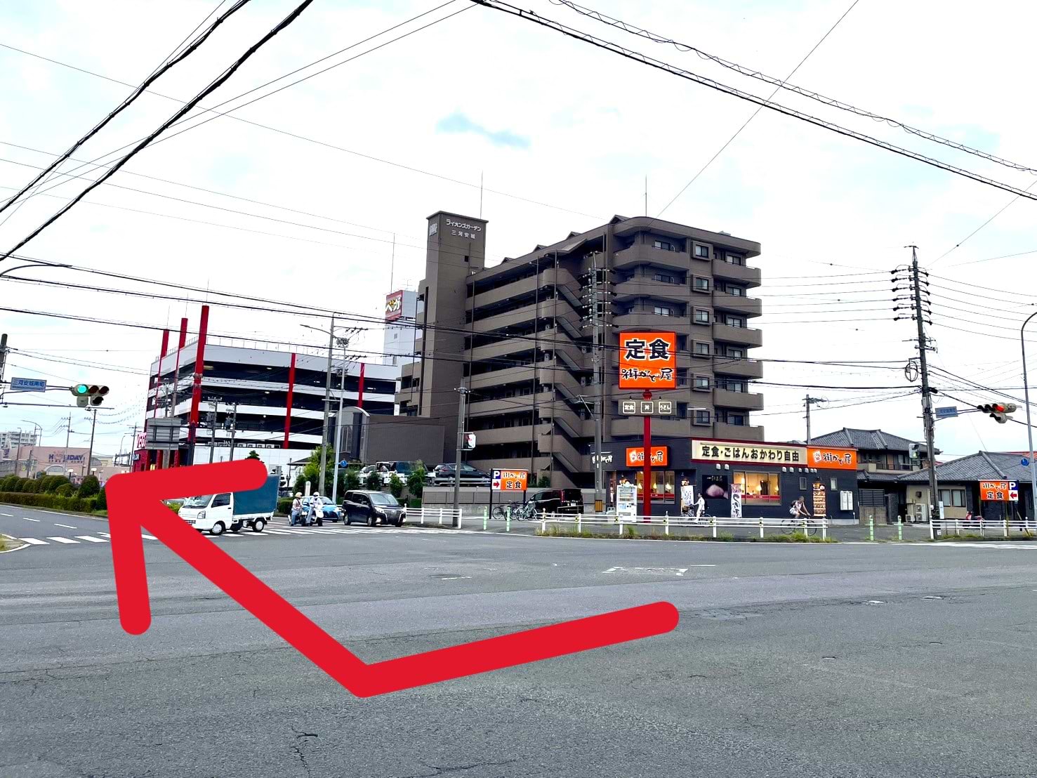 安城方面からお越しの際は、県道48号線、街かど屋 三河安城を目印に三河安城南町交差点を右折します