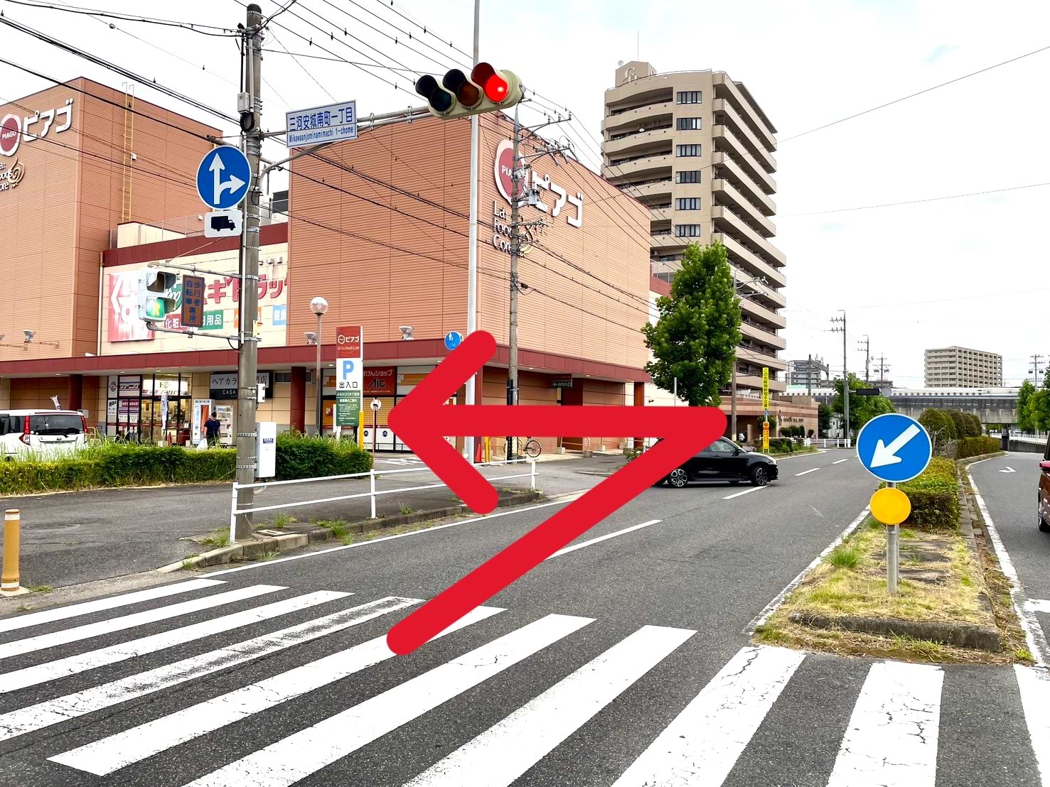 180ｍ程直進し、三河安城南町一丁目交差点を過ぎるとすぐ左手に駐車場の入り口がございます