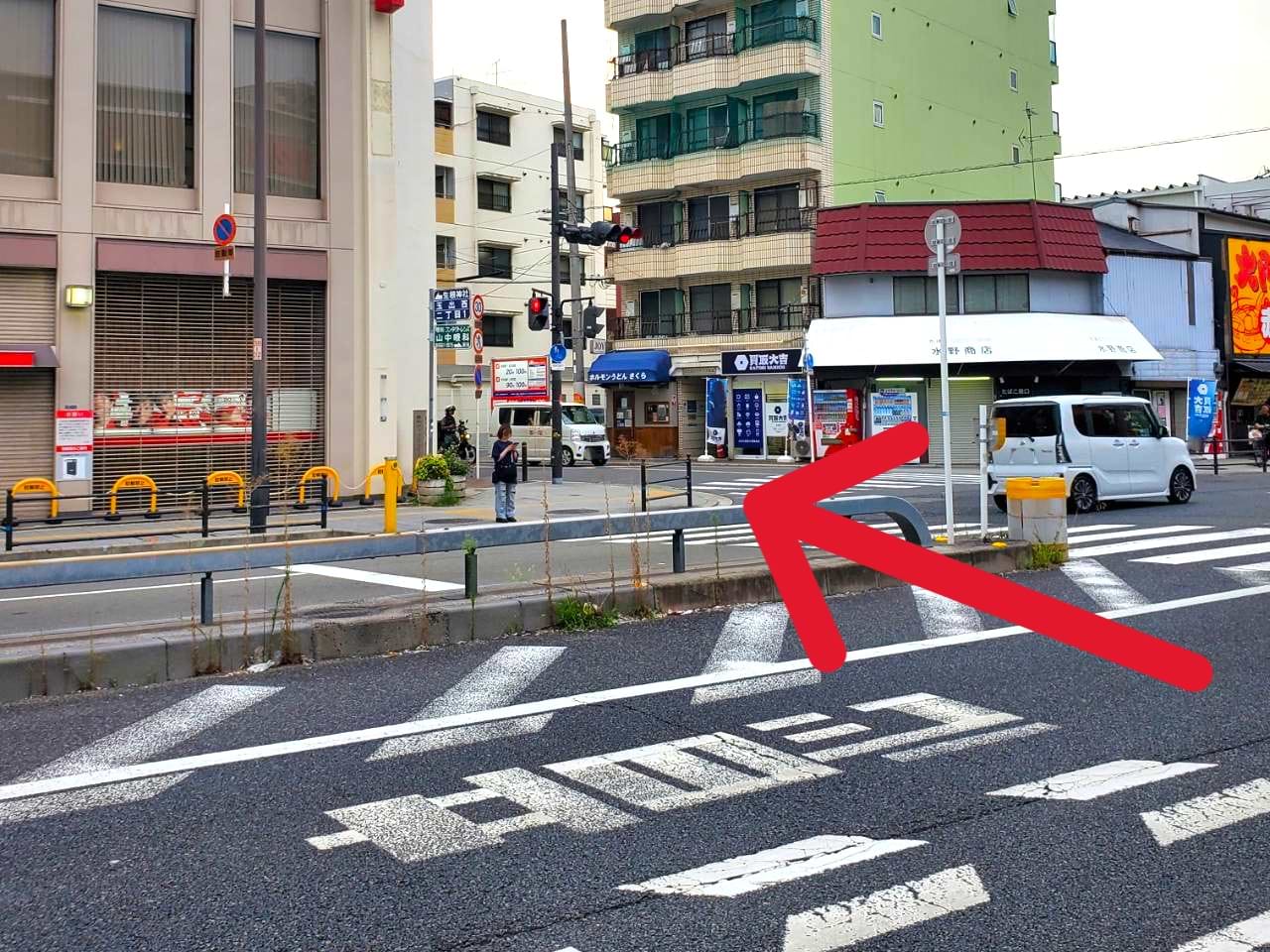 交差点を渡ってすぐ右手に当店がございます
