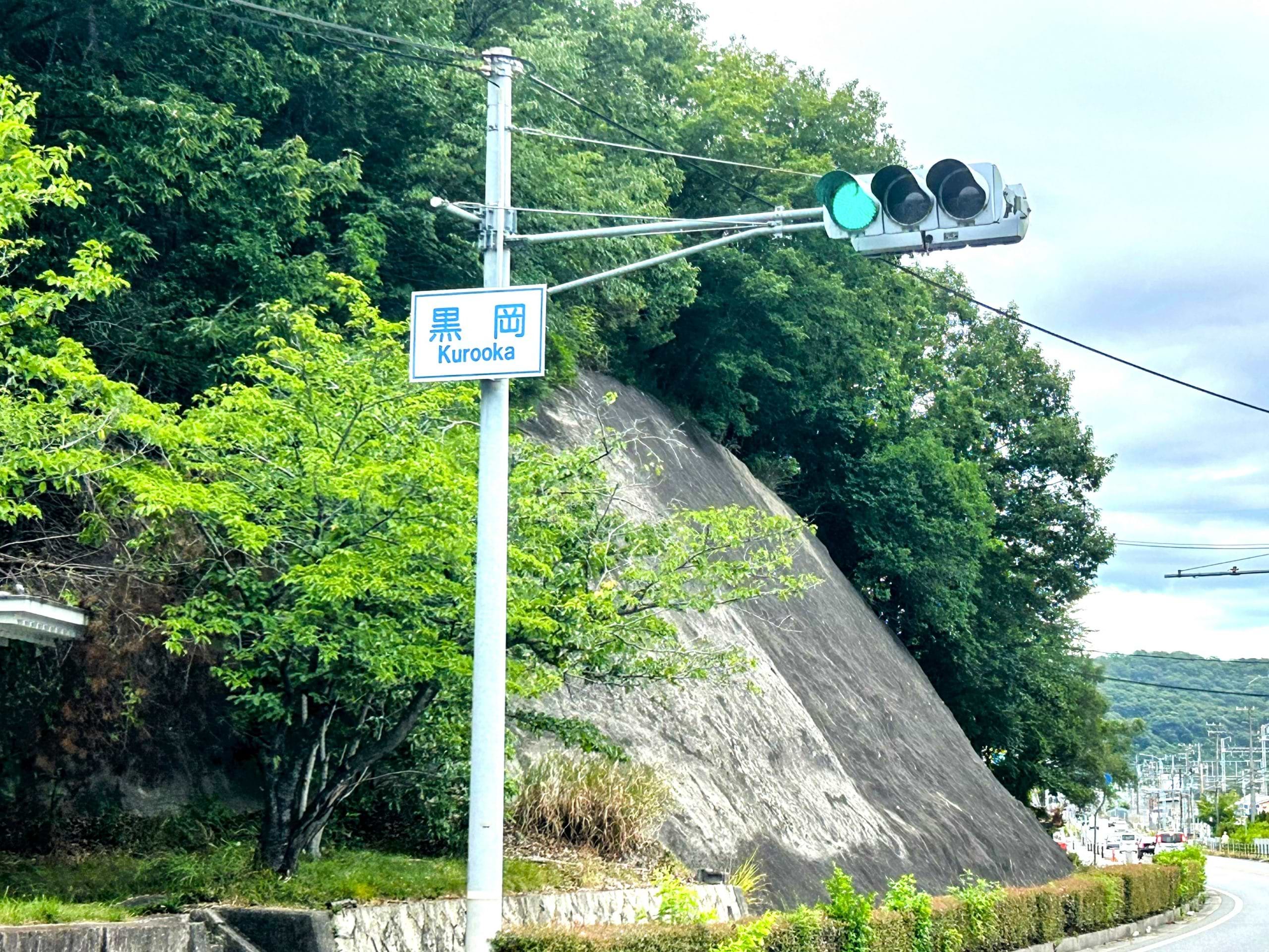 黒岡交差点を右折すると、太子プラザの一番右側に青色の看板が目印の当店がございます
