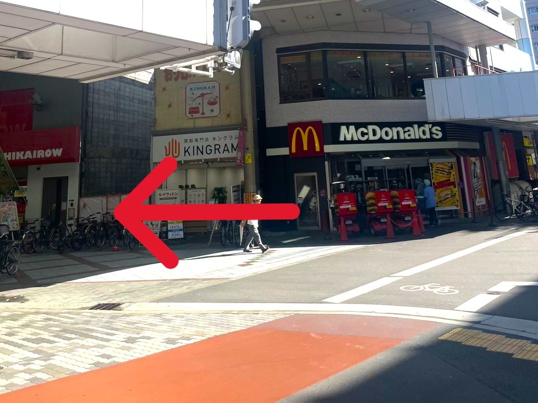 階段を降りて、マクドナルド 九条店を目印に左折し、ナインモール商店街へ進みます