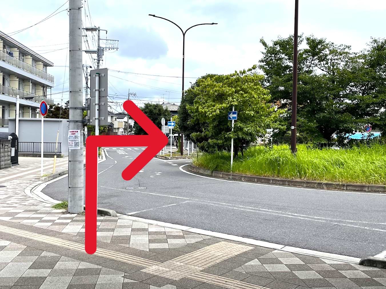 ロータリー左側を直進すると、右手に当店がございます