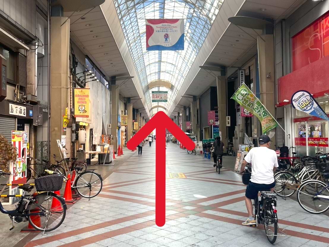 ナインモール商店街をまっすぐ150ｍ程進みます