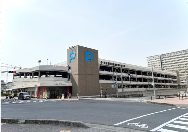 一つ目の信号の左手に駐車場がございます。※信号を左に曲がり少し進むと右手に駐車場入口があります