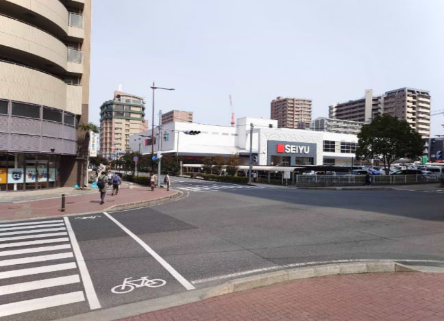 駐車場出口の信号を渡り西友を右手にして80m程進みます