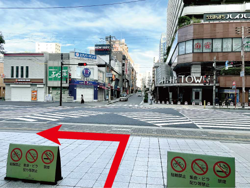 上町筋に出たら、信号を渡らずそのまま左折し、150ｍ程直進します