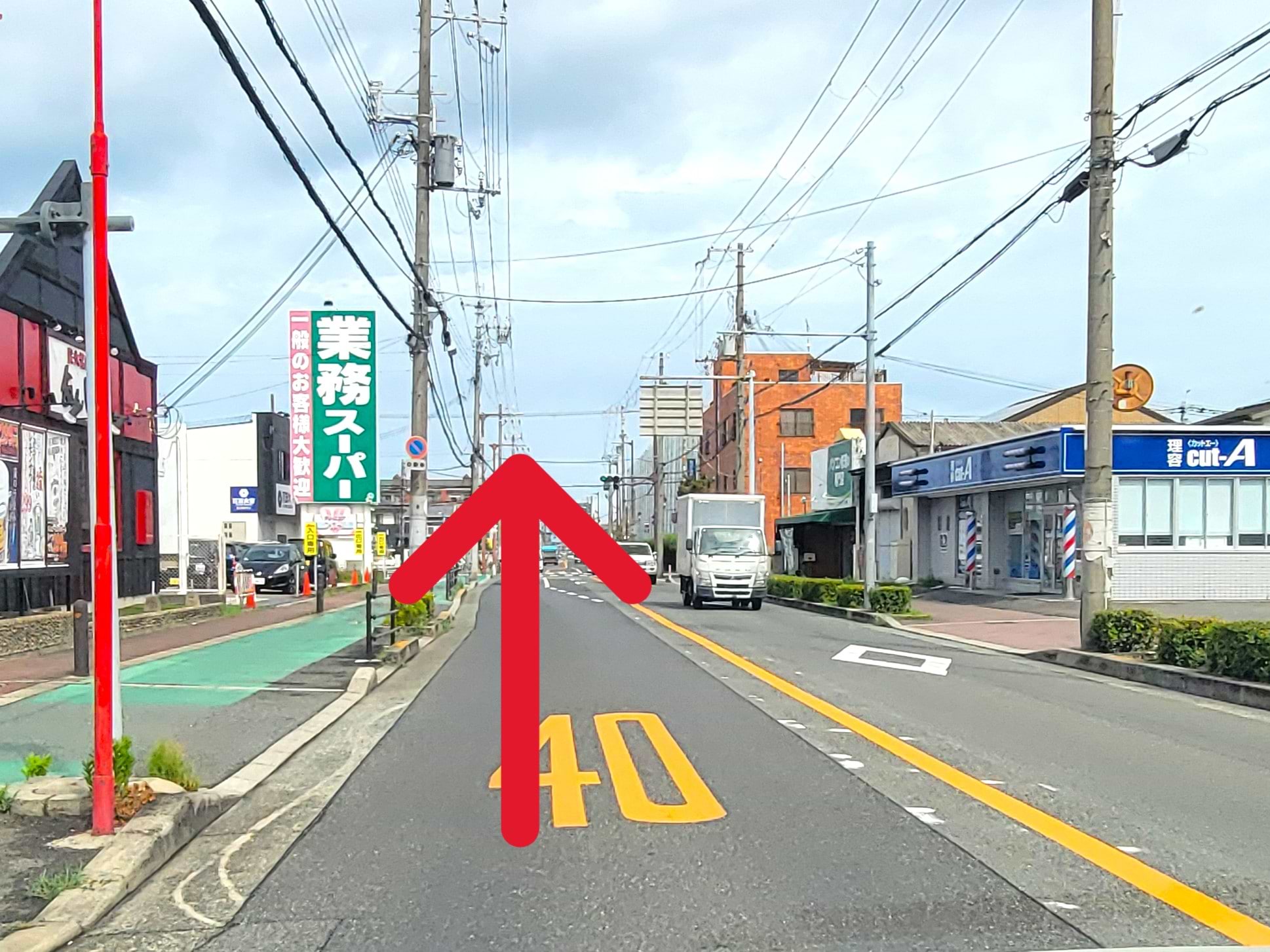 左側に業務スーパーの看板が見えます　