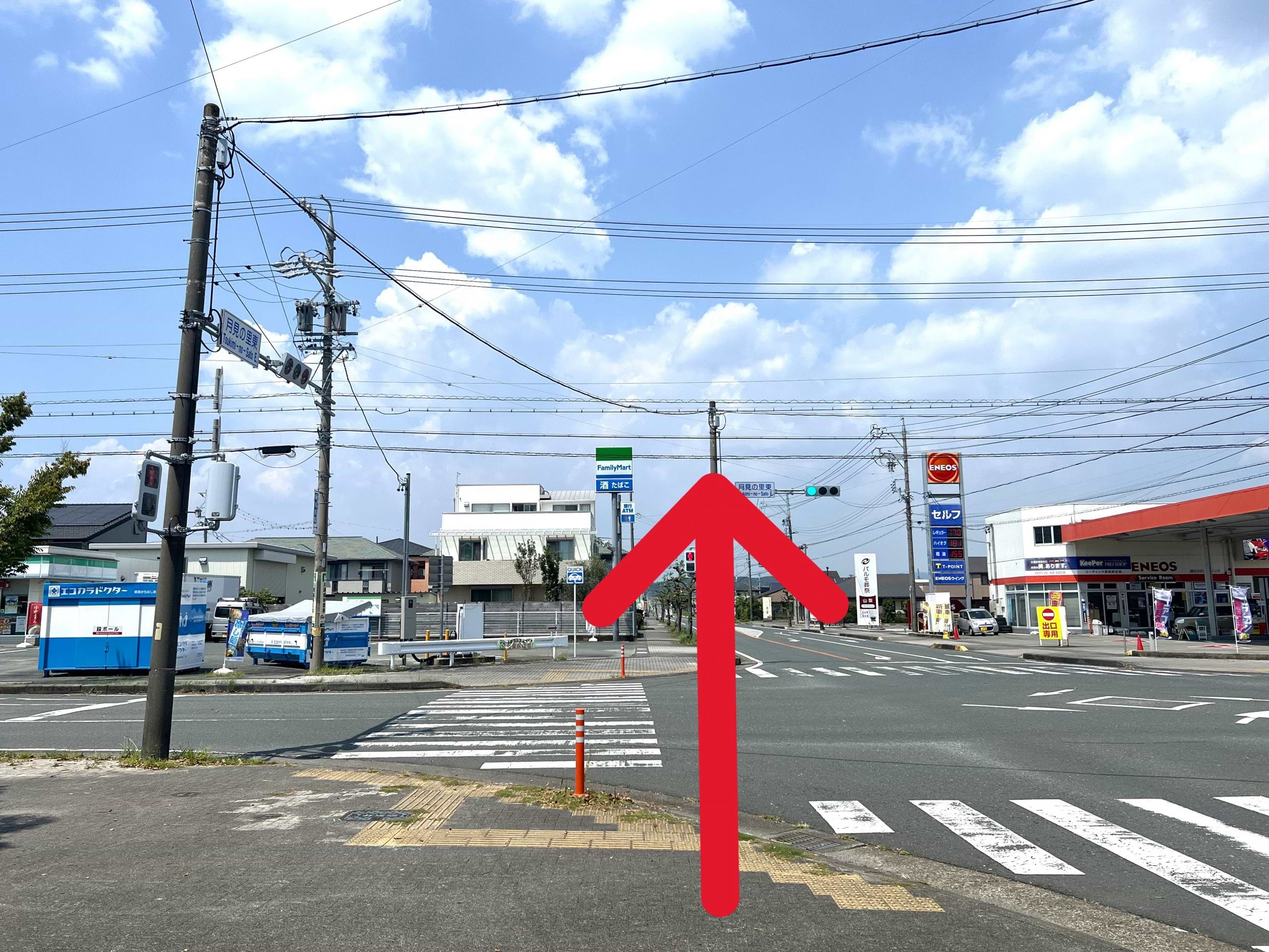 左手にファミリーマート袋井月見の里店、右手にフードマーケット マム 山梨店のある月見の里東交差点をそのまま森町方面へ直進します