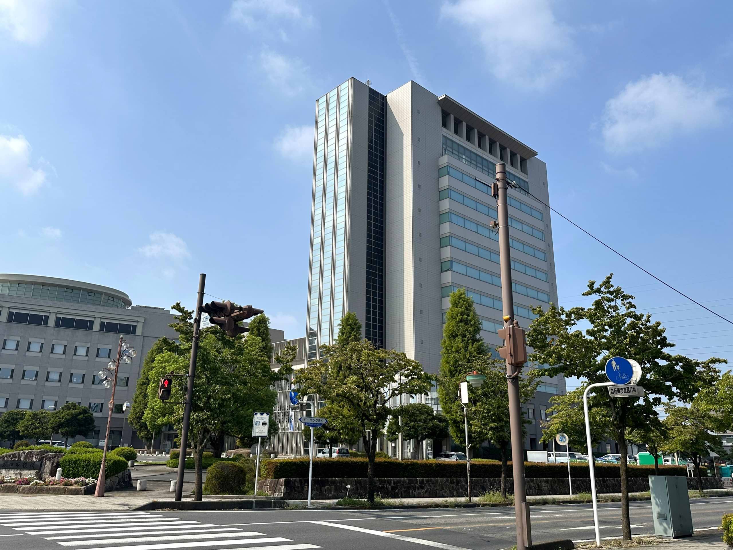 太田市役所を右手に太田市役所南交差点まで直進し、右折します。800ｍ程直進すると右手に当店がございます