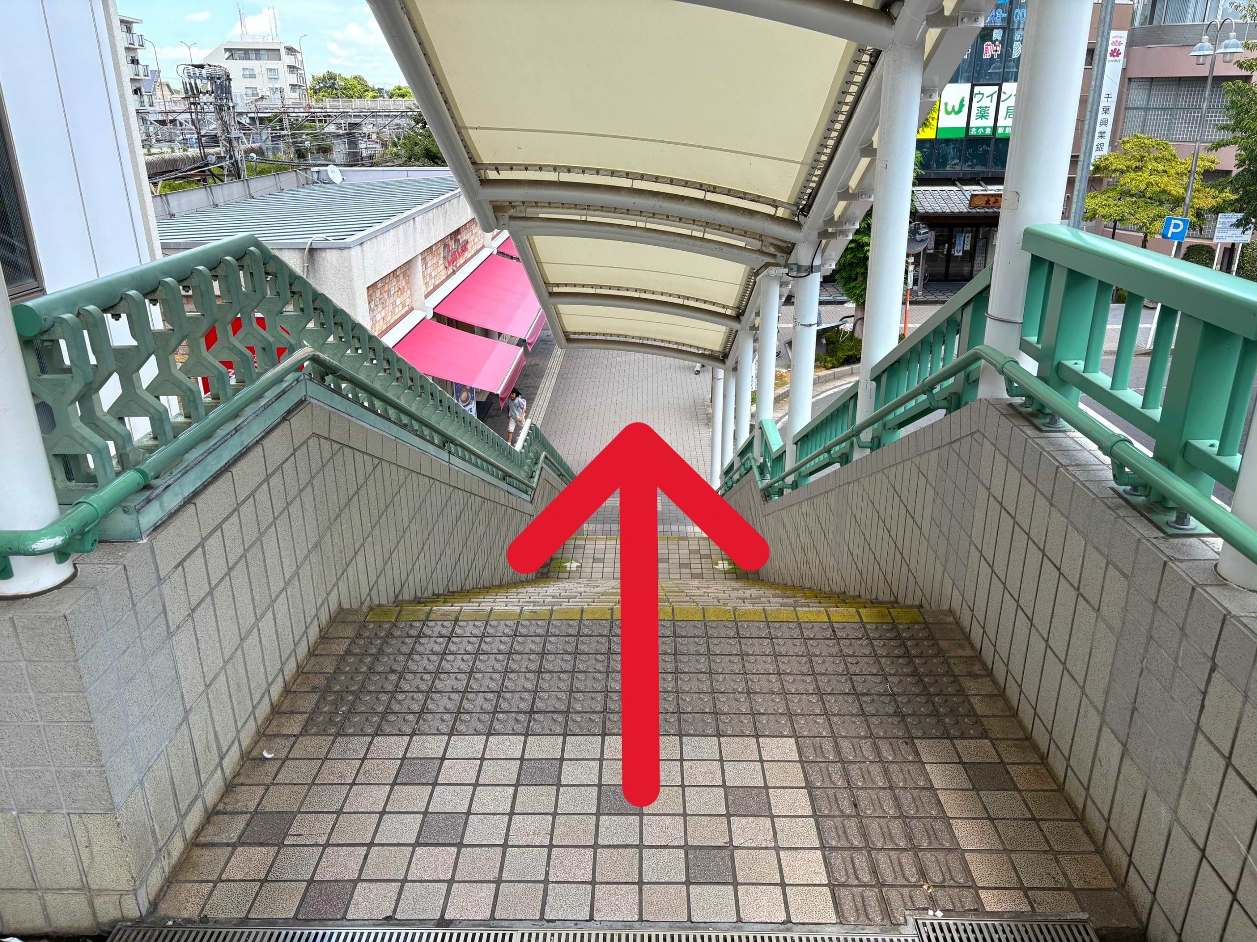 左手の階段を下ります