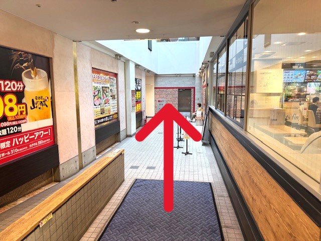 突き当りまで直進します