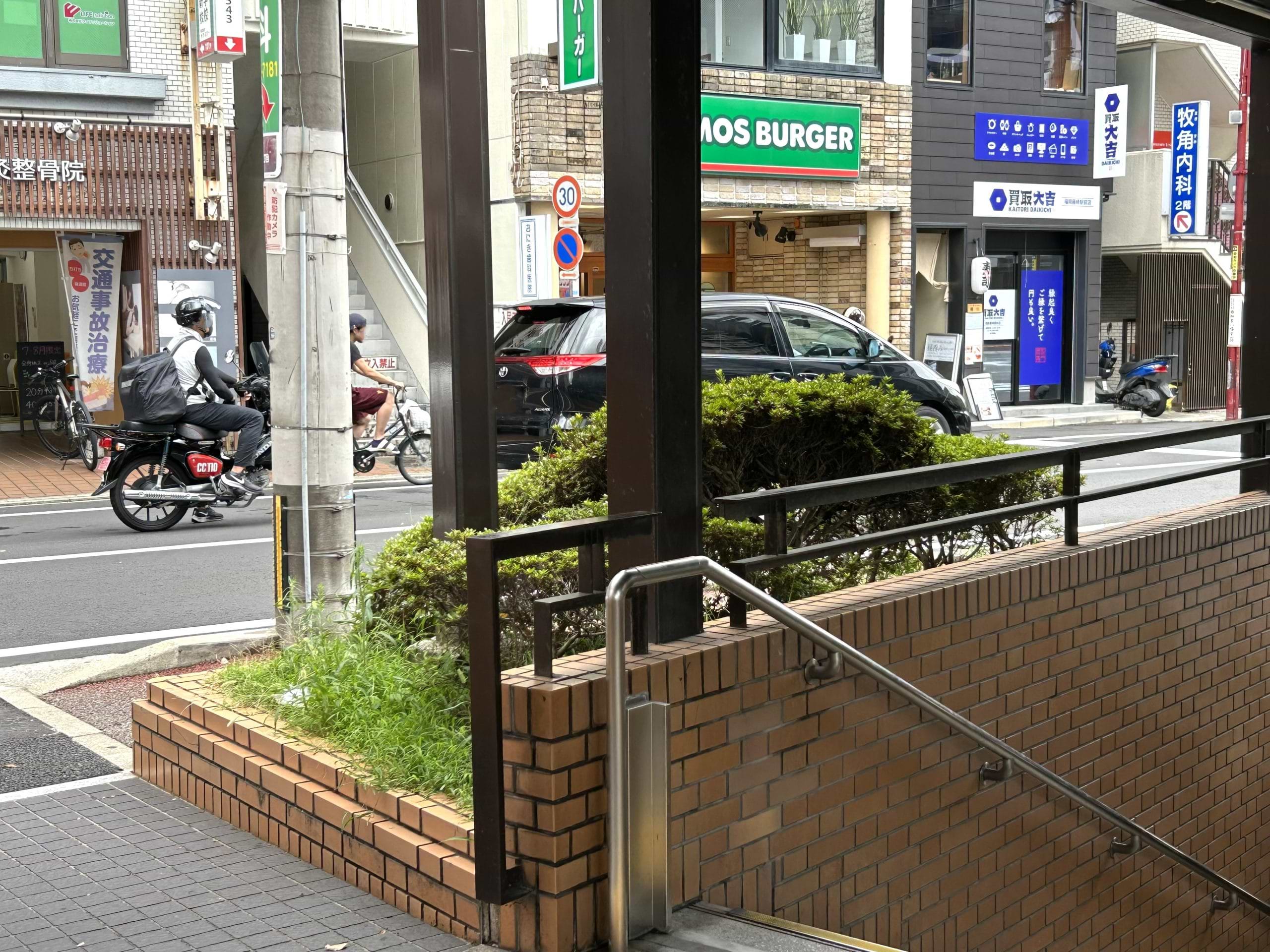 振り返ると階段越しに当店が見えてまいります