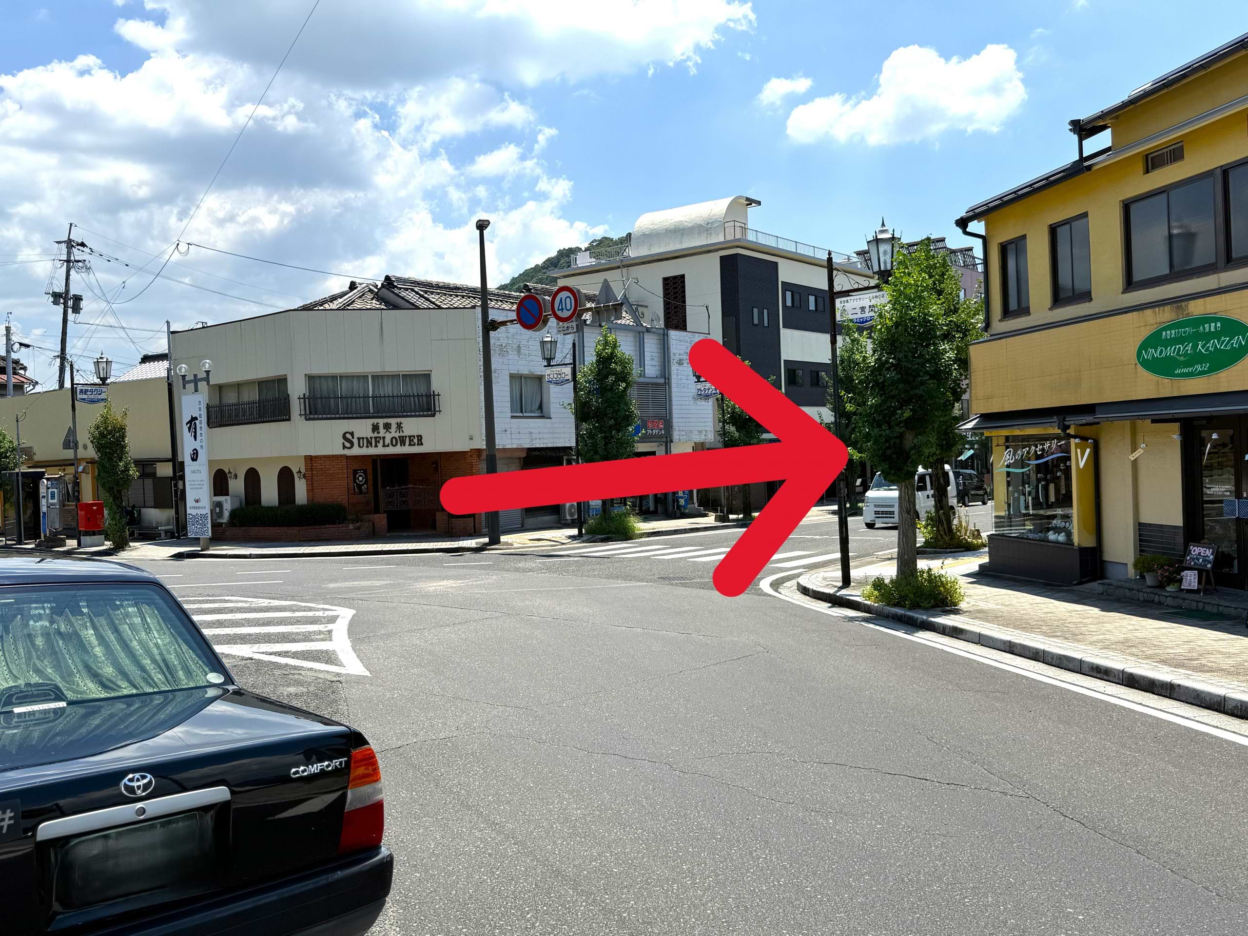 県道234号線を30ｍ程直進すると、左手に当店がございます