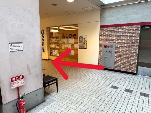 通路の突き当りを左折します