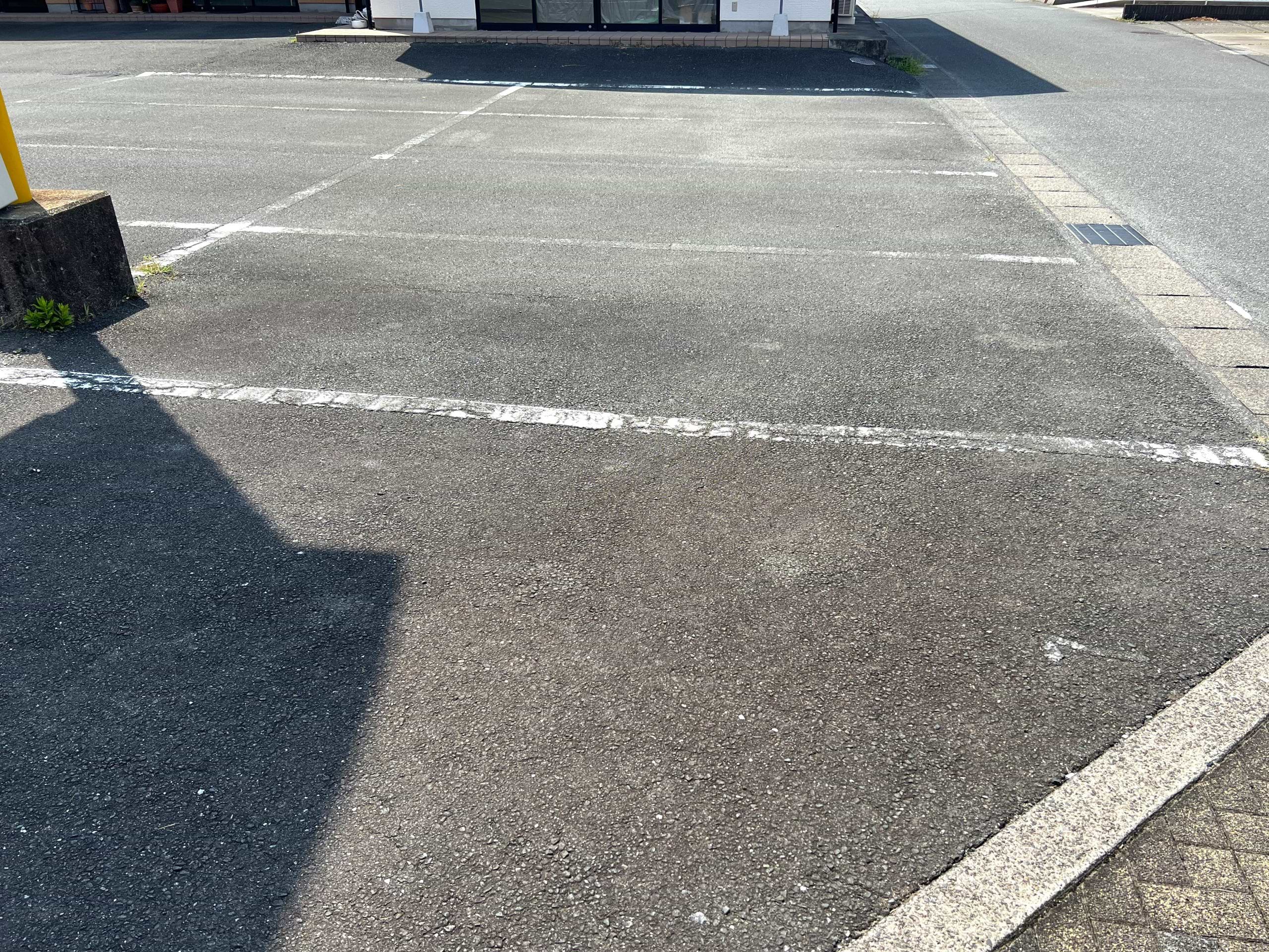 店舗前に専用駐車場が2台分ございますが、満車の際はその他店舗さんの専用駐車場にも駐車可能ですのでご利用ください