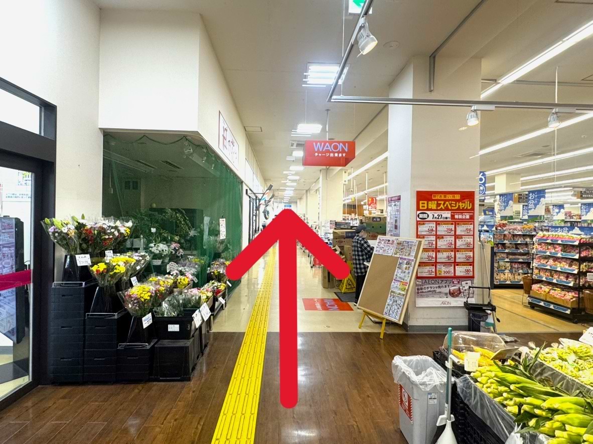 直進すると右手にレジ前のサッカー台があり、左手に当店がございます