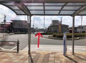 広々としたロータリーを抜けて直進して下さい。