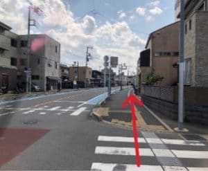 右側の歩道をお進みください。