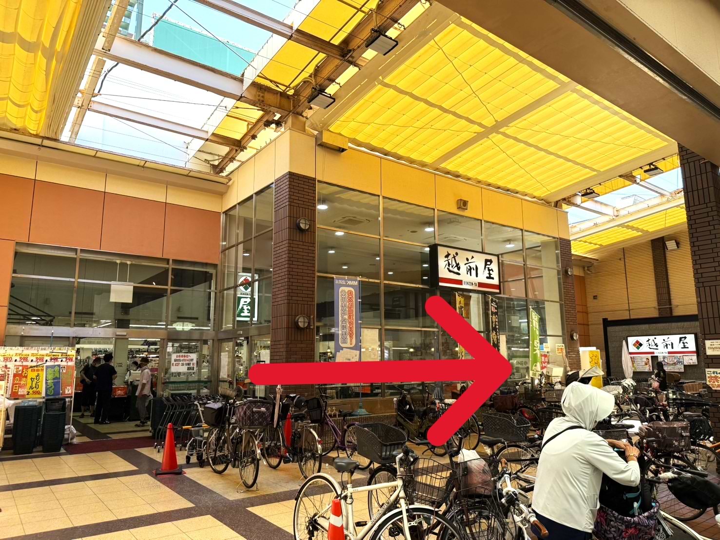 左手にスーパーの越前屋を通過すると、少し先の右手に当店がございます