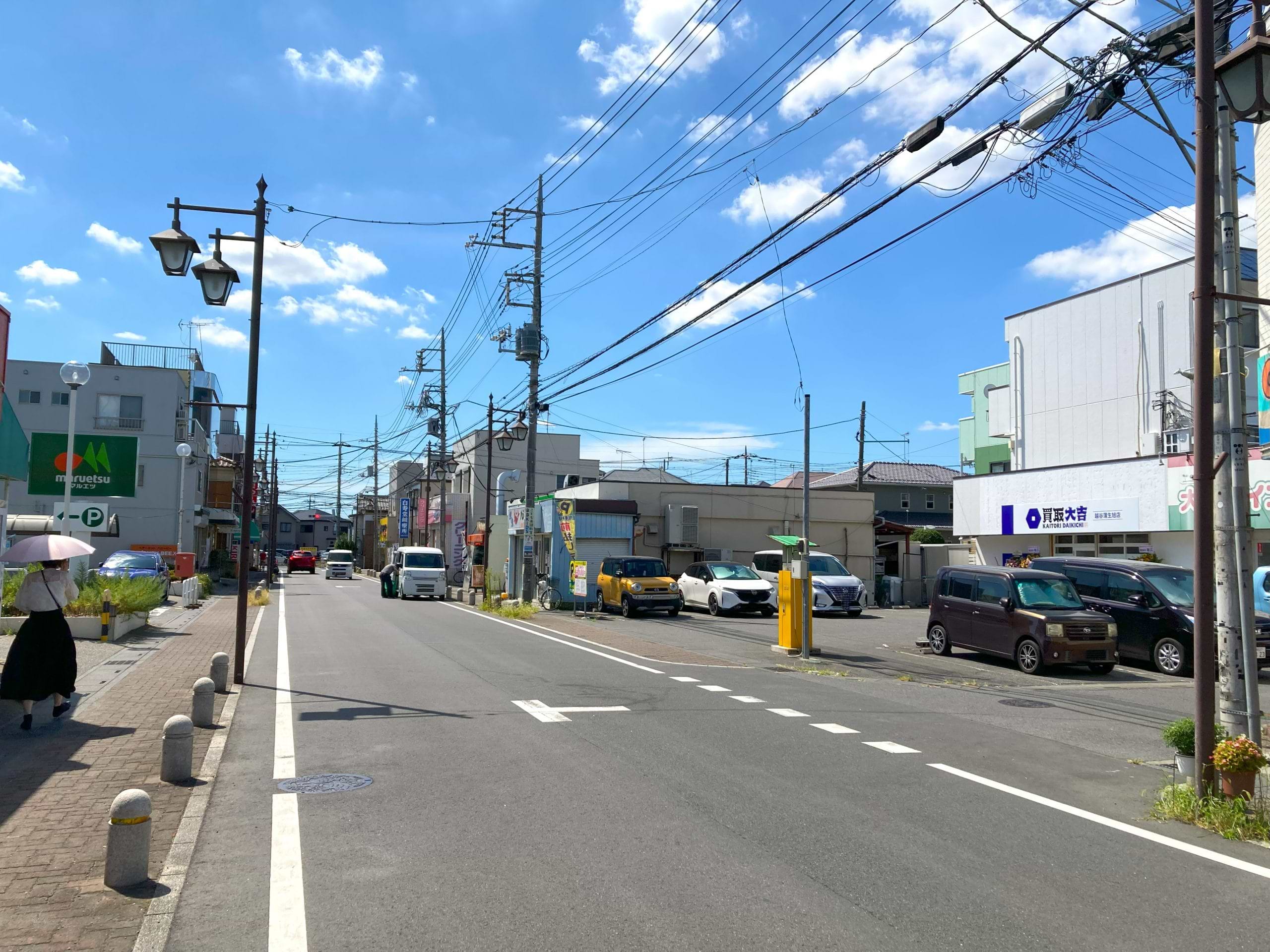 通過してすぐ右手に当店がございます