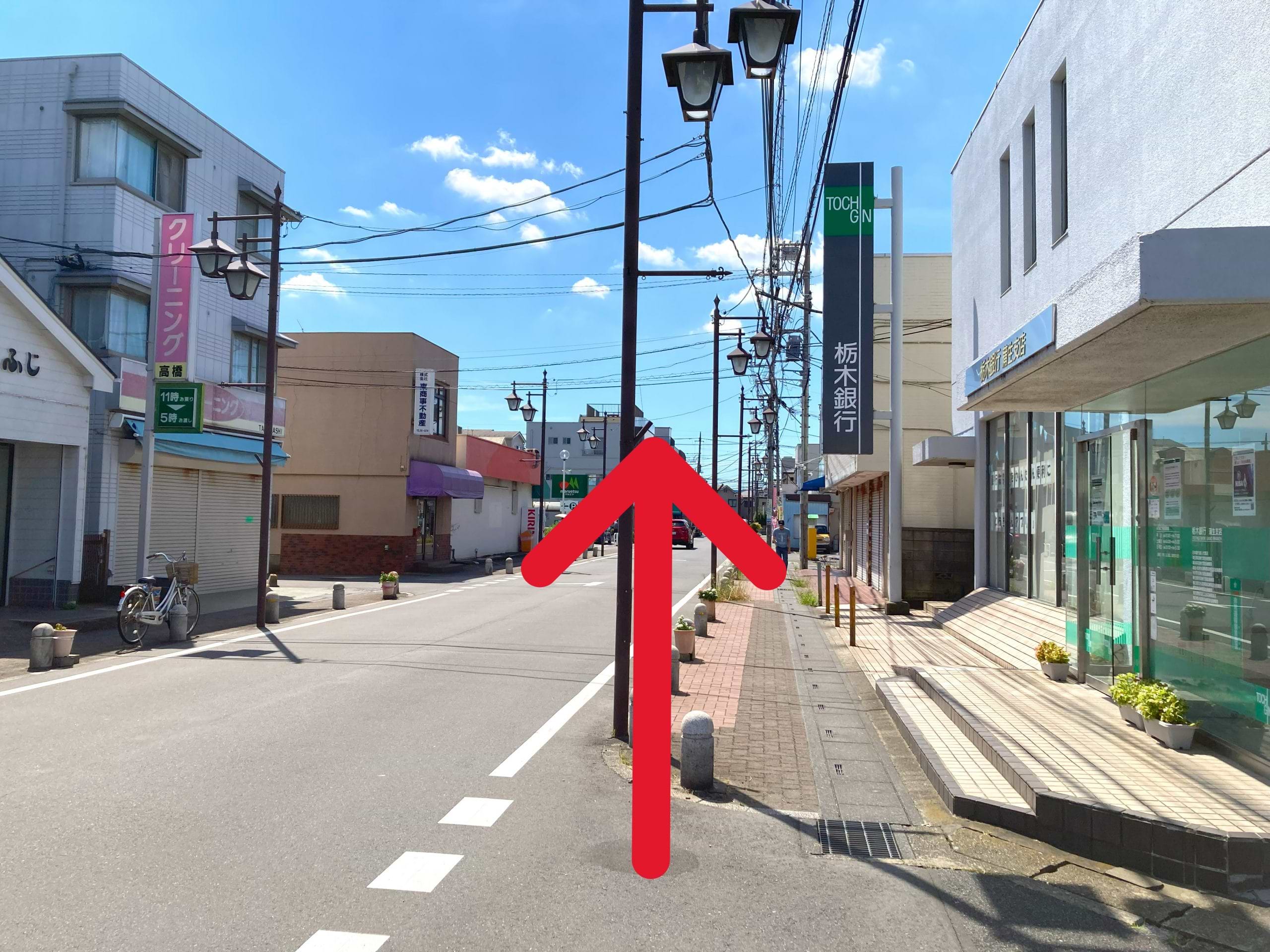 そのまま120ｍ程直進し、栃木銀行 蒲生支店を通過します