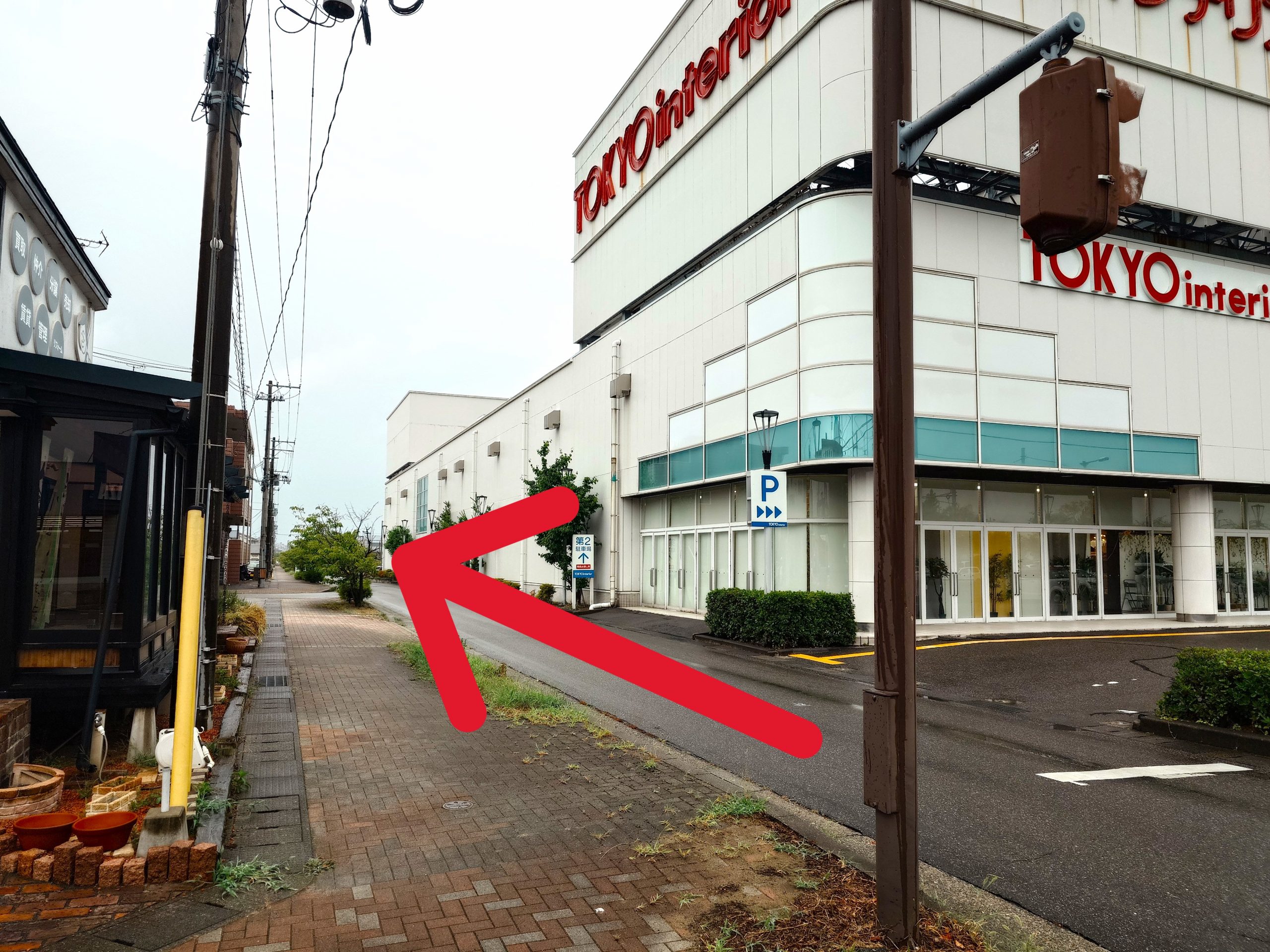 40ｍ程直進し、T字路を左折します