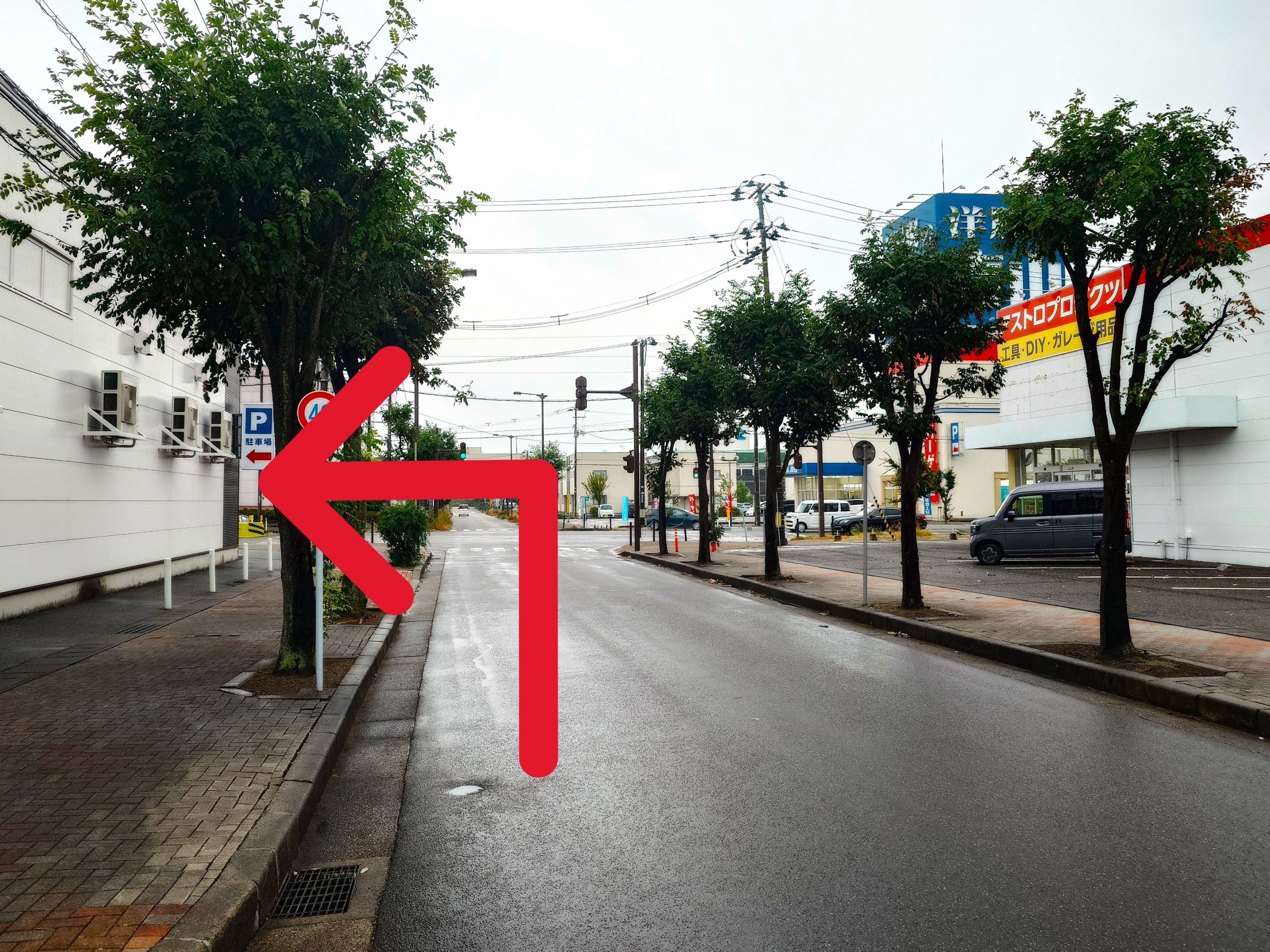 2つ目の信号の有る交差点を左折します