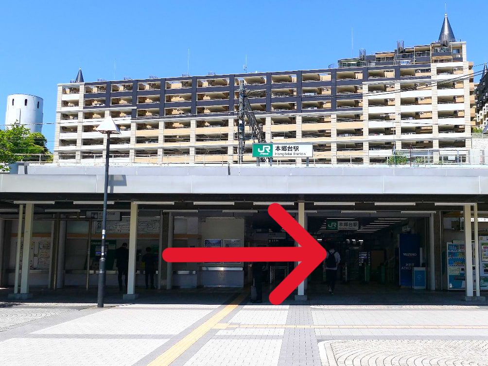 駅の改札を出てロータリー沿いを進み、本郷台駅前交差点へ向かいます