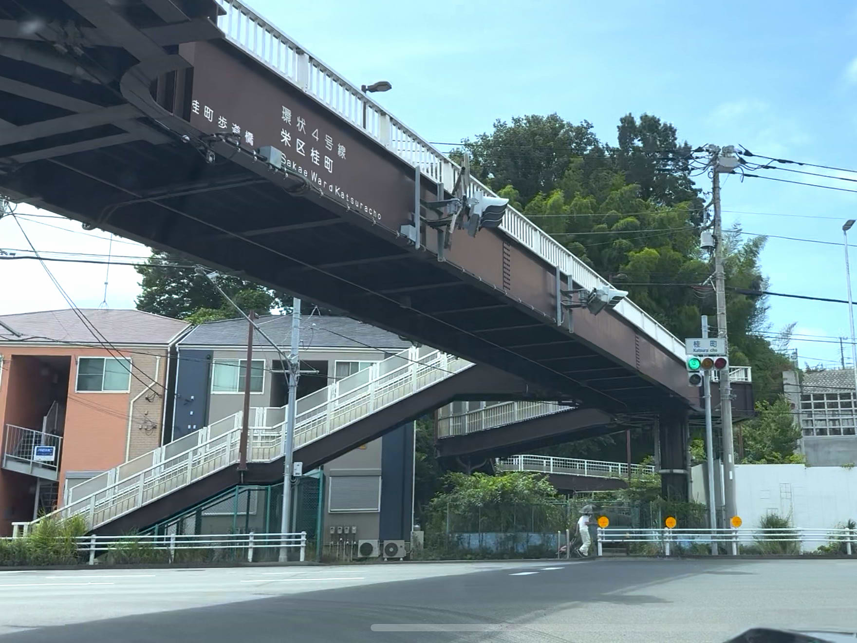 桂町交差点に到着したら歩道橋を渡り、左に降りると右手に当店がございます