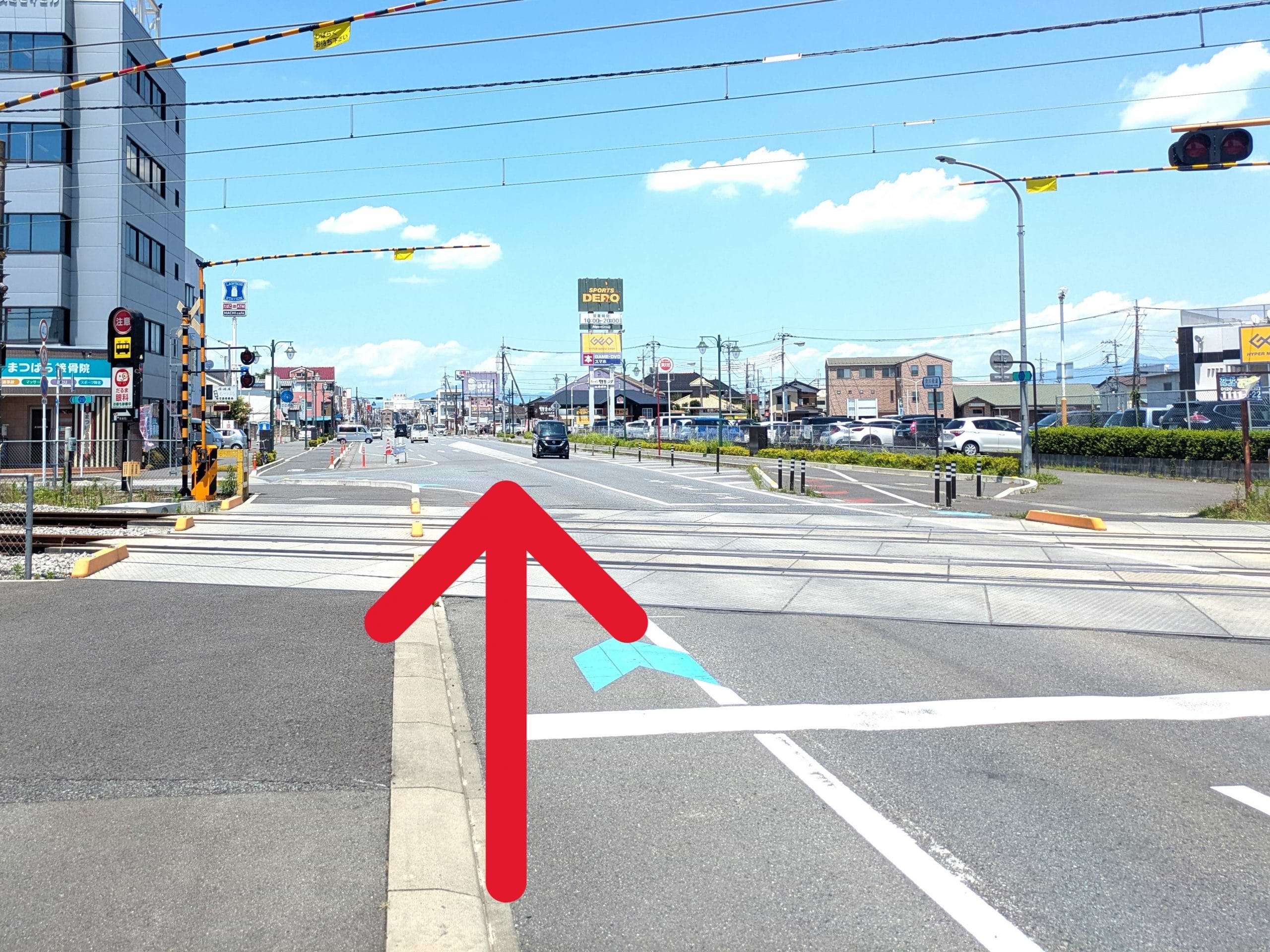 駅南口から出て、踏切を渡ります