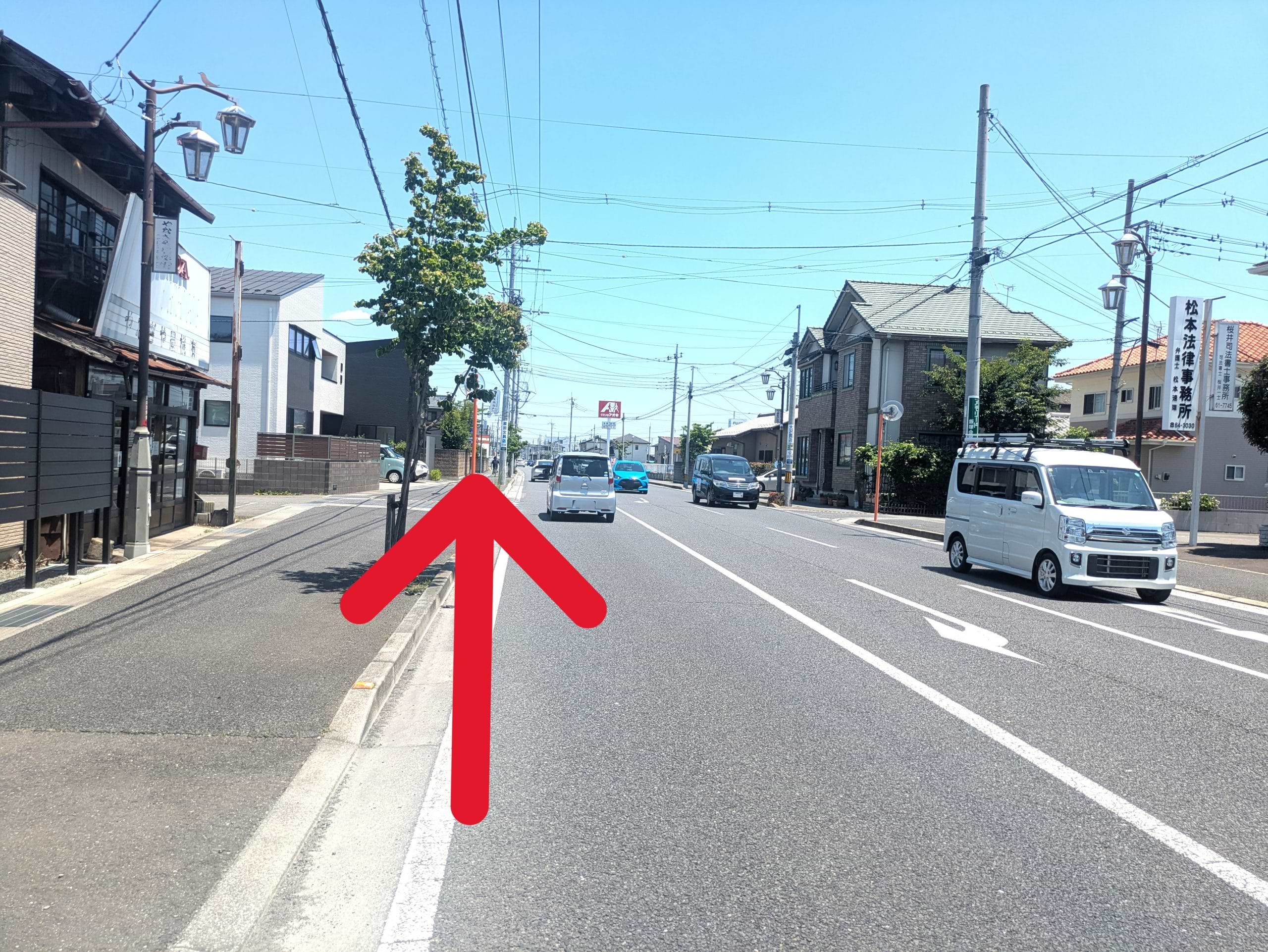 「飯塚日の出通り」を600ｍ程直進します