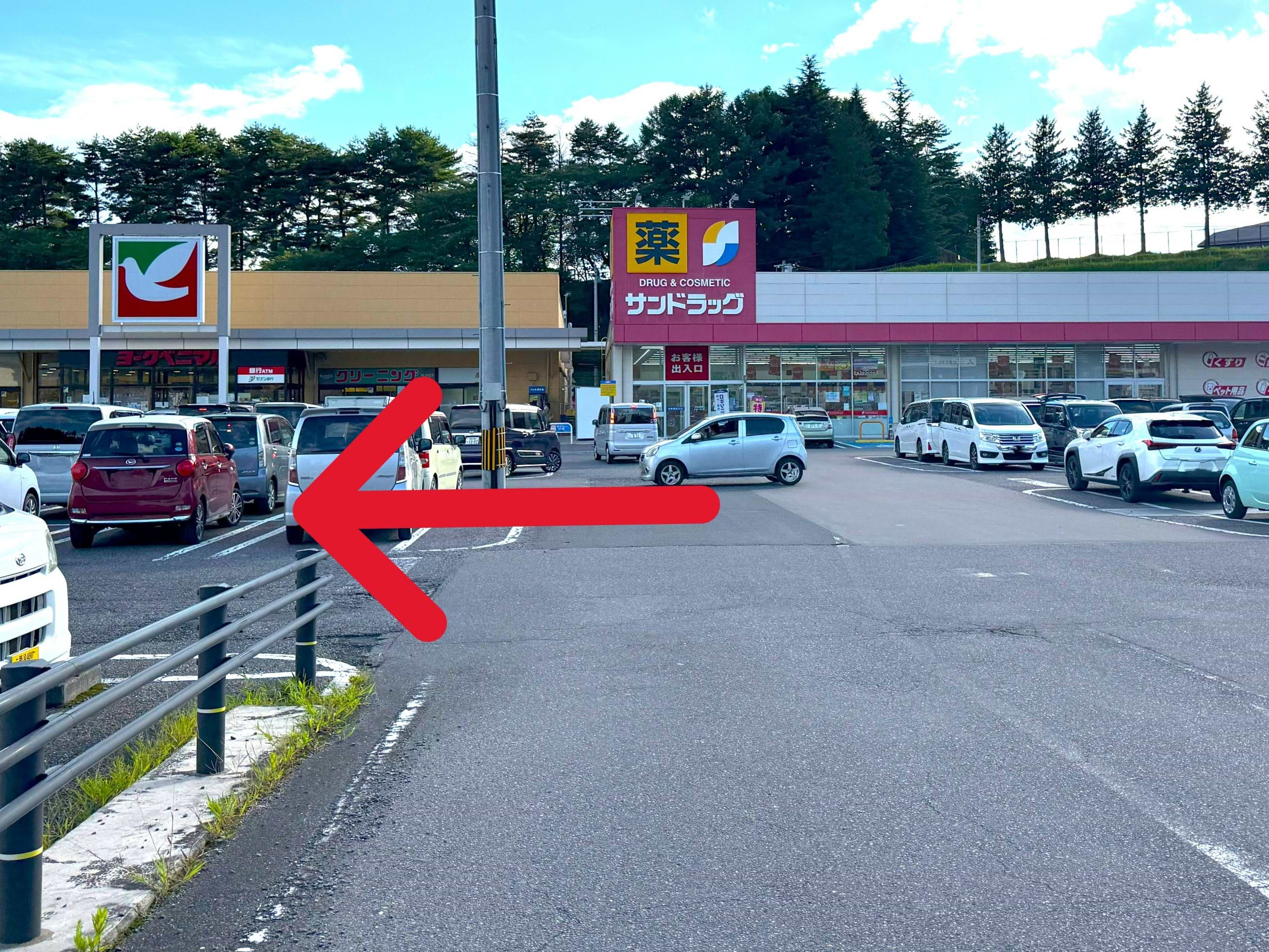 メガステージ内に入りましたら、左手に進みます。ヨークベニマル メガステージ田村店の左奥入口すぐ近くに当店がございます