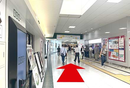 施設入り口に入り、さらに東館方面へ直進します。<br />
