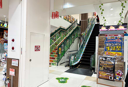 左手にサイゼリア様、右手にスーパーがありますが。直進してすぐのエスカレーターを上がります。<br />