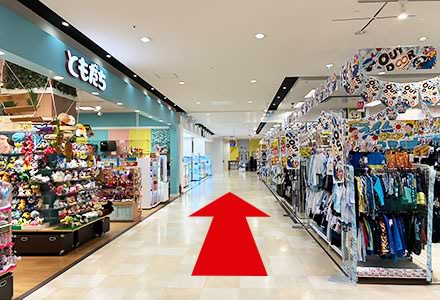 エスカレーターを上がると、ともだち様がありますので左手に進みます。