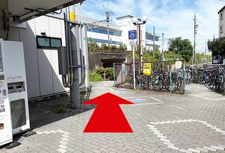 駐輪場の左手にある階段を下ります<br />
